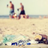 ビーチに散乱するプラスチックごみ