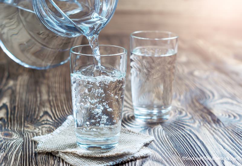 ガラスのコップに水を注ぐ