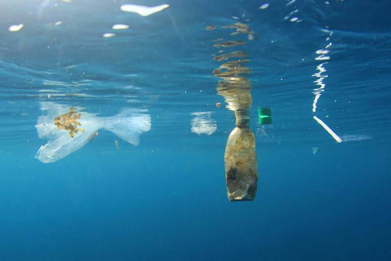 海に浮かぶプラスチックごみ