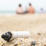 ビーチに落ちているタバコ吸い殻