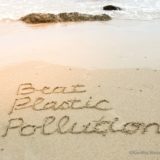 beat plastic pollutionと書かれた砂浜