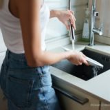 食器洗いする女性