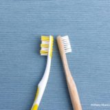 プラスチックの歯ブラシと竹製の歯ブラシ