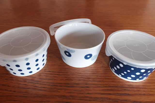 3つの柄の陶器のタッパー