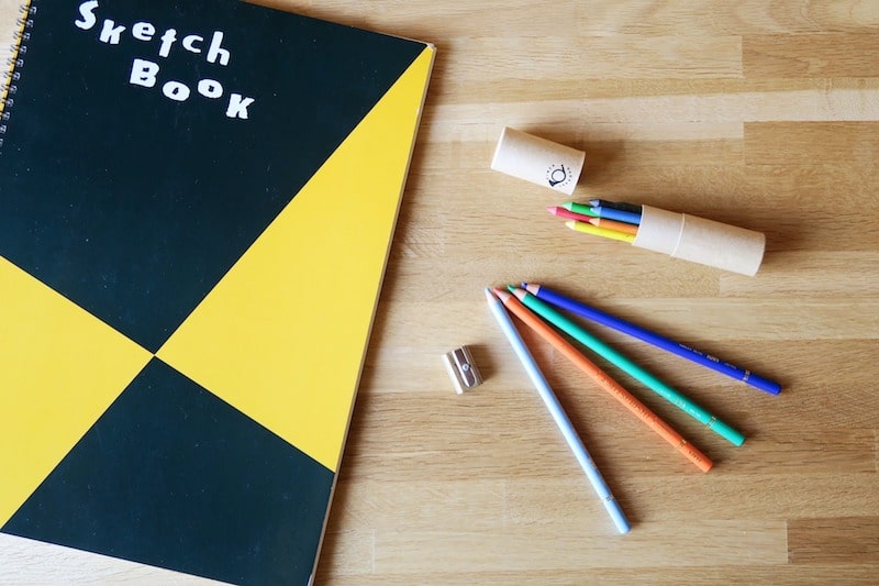 色鉛筆と鉛筆削りとスケッチブック