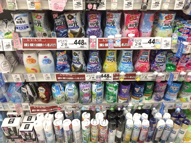 たくさんの消臭剤が並ぶスーパーの棚