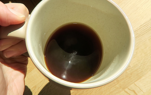 コーヒー表面にコーヒーオイルが浮いている様子