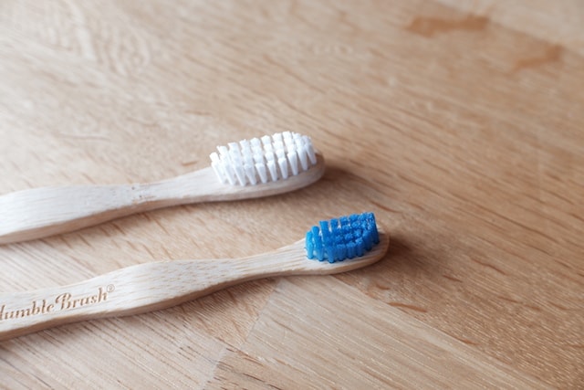 大人用と子供用の竹歯ブラシのヘッド部分
