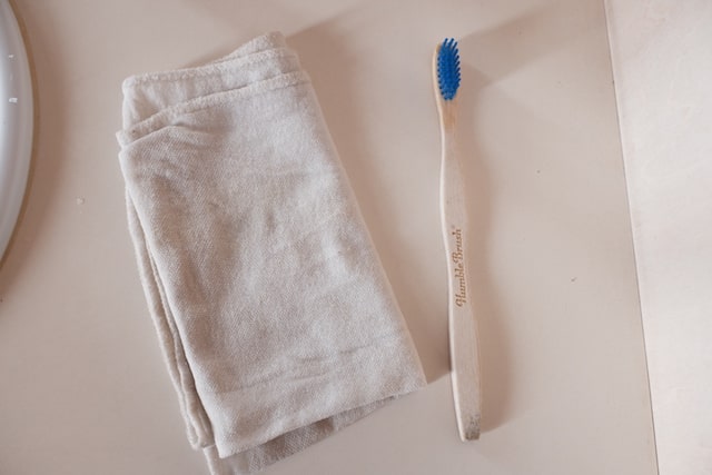 使い古しの布と竹歯ブラシ