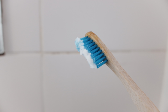 濡らした歯ブラシで重曹の粉を取ることで、重曹ペーストになっている様子