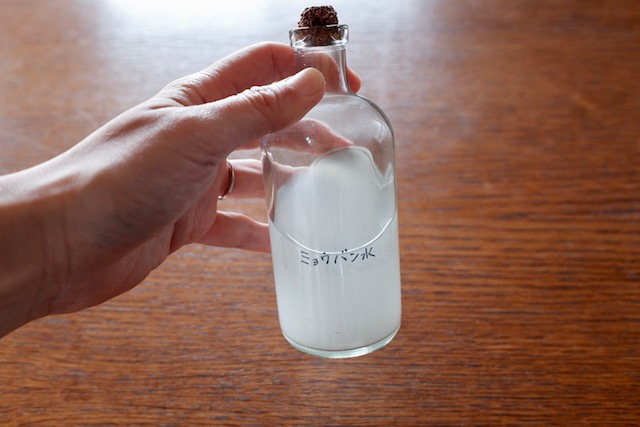 ミョウバン水と書いたガラス瓶