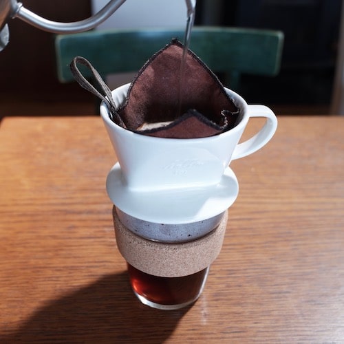 キープカップにドリッパーをセットしてコーヒーを淹れている様子