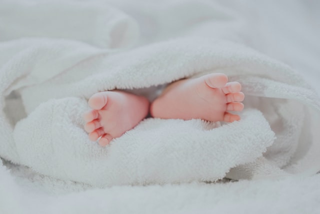 寝ている赤ちゃんの足の裏