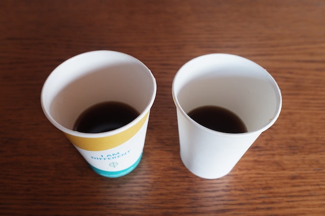普通の紙コップとPlasticFriの紙コップにコーヒーを入れた様子