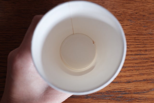 ほとんどコーヒーの跡が残らなかった普通の紙コップ